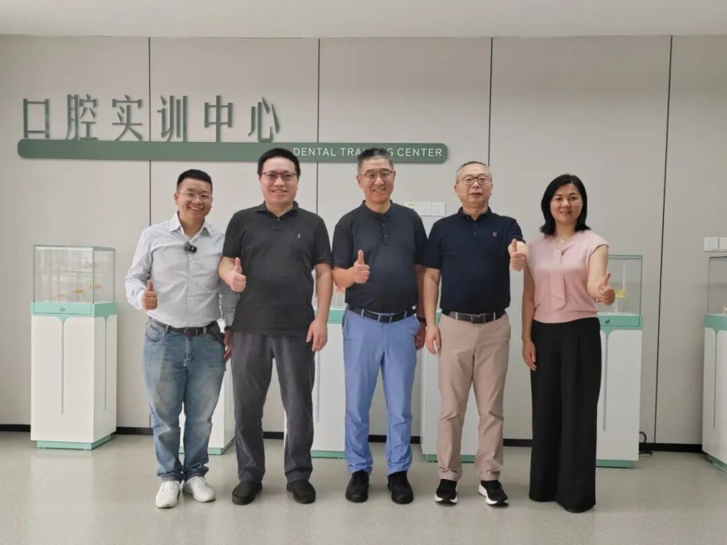 佳誉口腔走进深职大医护学院开展学术讲座 | 深耕口腔医学 共筑健康未来